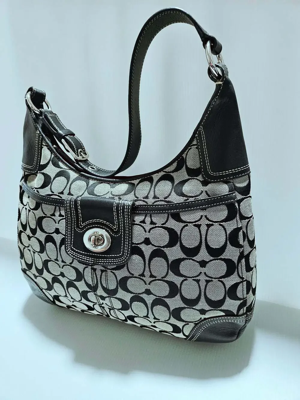 Vintage Coach Signature Black and White Canvas Hobo Bag with Turnlock Closure - Picture 4 of 16